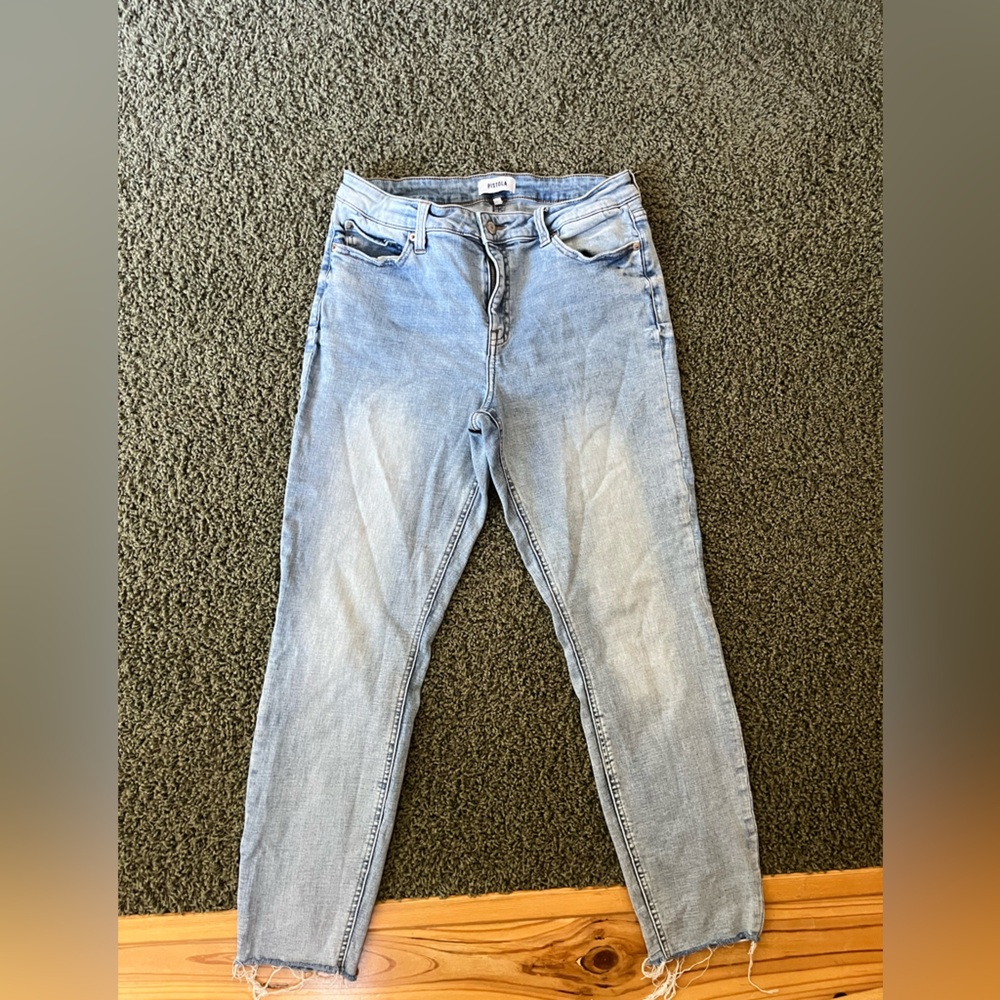 Pistola woman’s size 31 light wash highrise distressed ankle